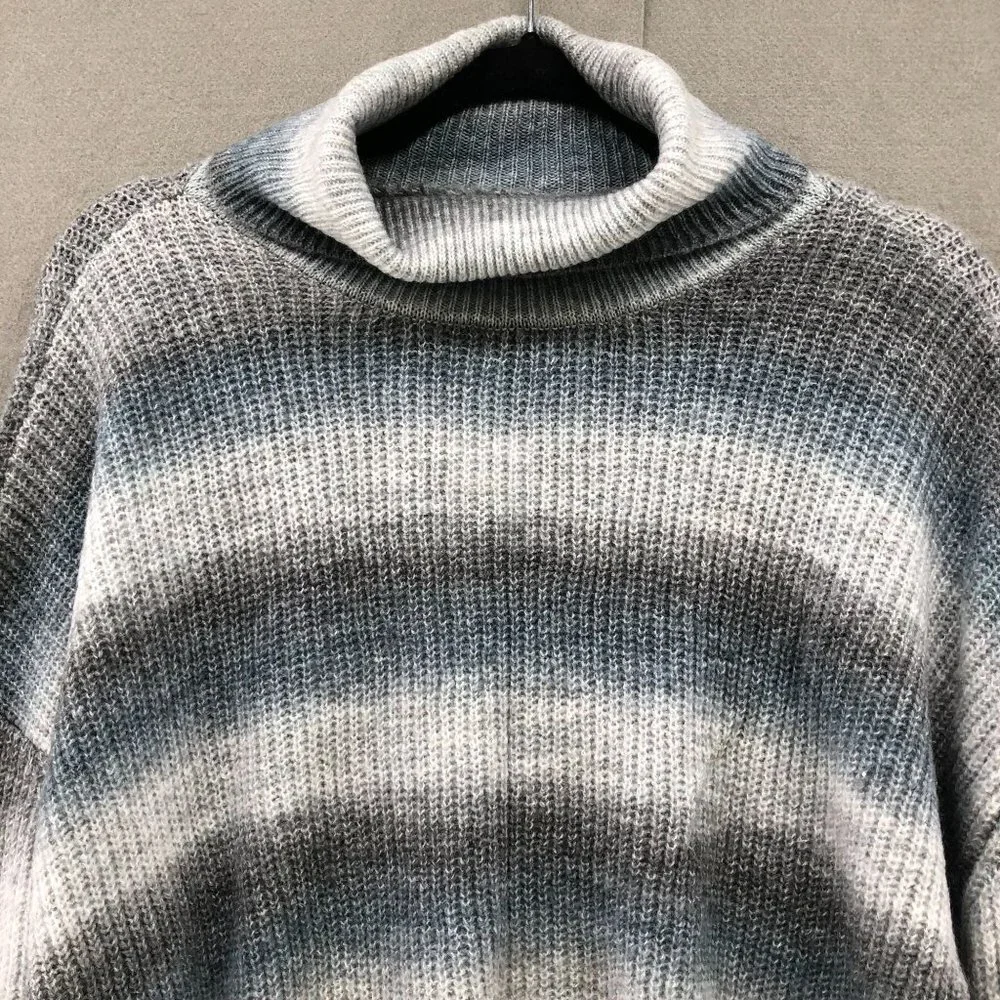 NWOT Hooked Up By IOT Turtleneck Sweater Womens M Gray Striped Ombre‎ Relaxed